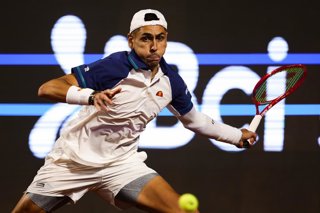 Tenis, Alejandro Tabilo vs Thiago Tirante El tenista Alejandro Tabilo de Chile regresa la bola en contra de Thiago Tirante de Argentina por el ATP 250 de Santiago 2026 en el Club Deportivo San Carlos de Apoquindo en Santiago, Chile. 26/02/2026 Felipe