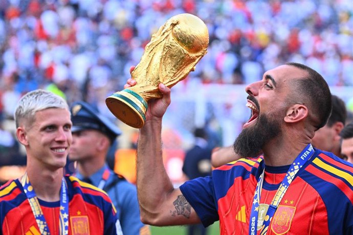 Borja Iglesias con el trofeo de la Copa del Mundo
