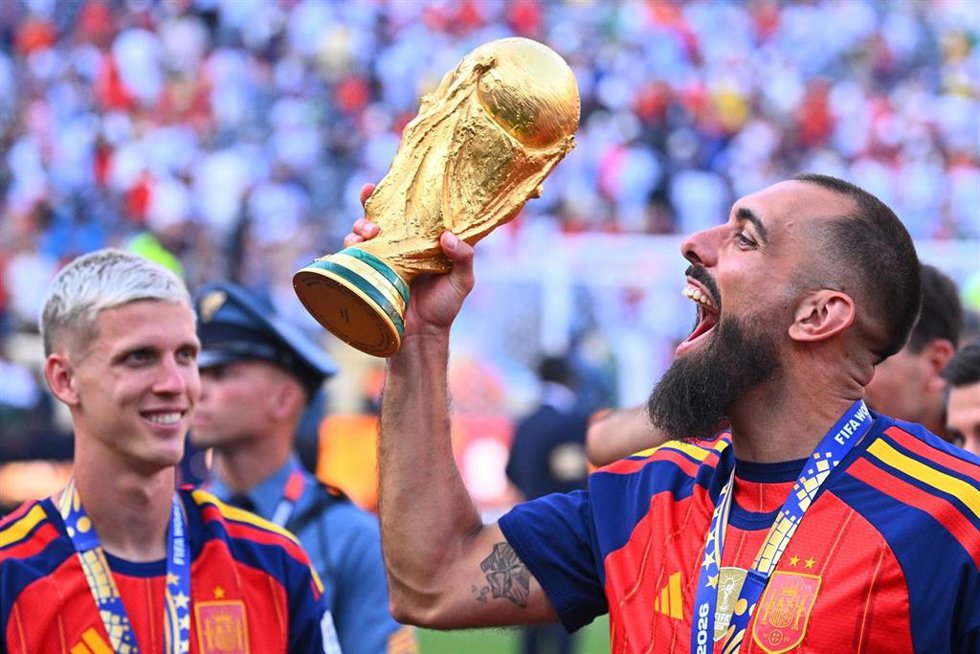 Borja Iglesias con el trofeo de la Copa del Mundo
