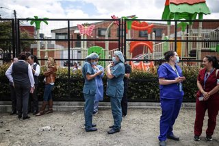 Archivo - Personal sanitario desplegado tras el terremoto registrado en Colombia