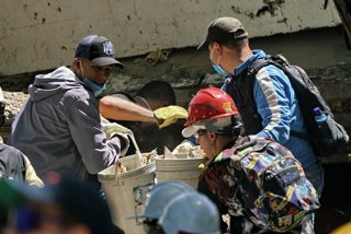 Labores de rescate en zonas afectadas por el terremoto en Colombia