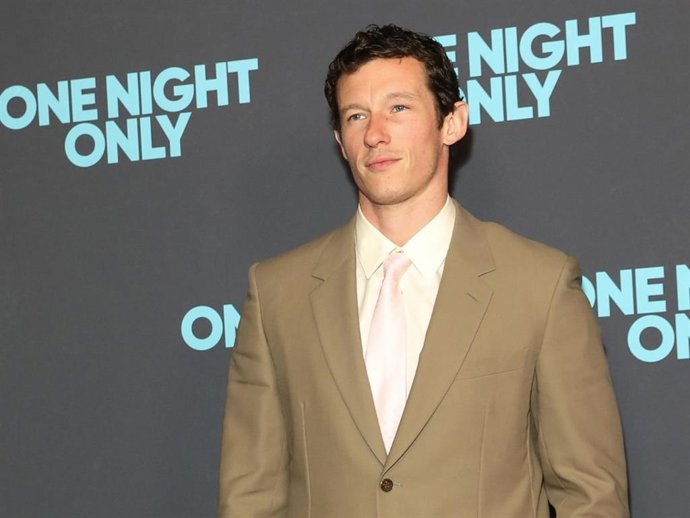 Callum Turner confirma que es uno de los hombres mejor vestidos con este impecable look en Australia