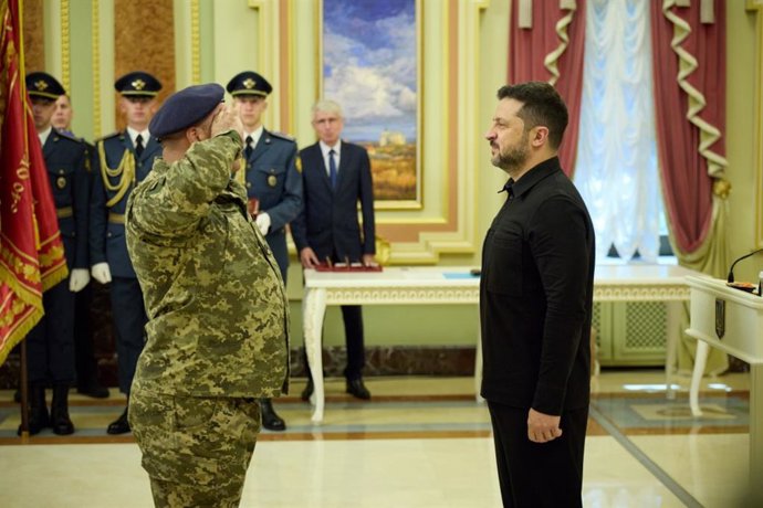 3 de agosto de 2026, Ucrânia, Ucrânia, Ucrânia: O presidente ucraniano Volodymyr Zelenskyy entrega condecorações de Estado a membros da Força Aérea Ucraniana durante uma cerimônia em comemoração ao Dia da Força Aérea Ucraniana, em Kiev, Ucrânia, em 2 de a