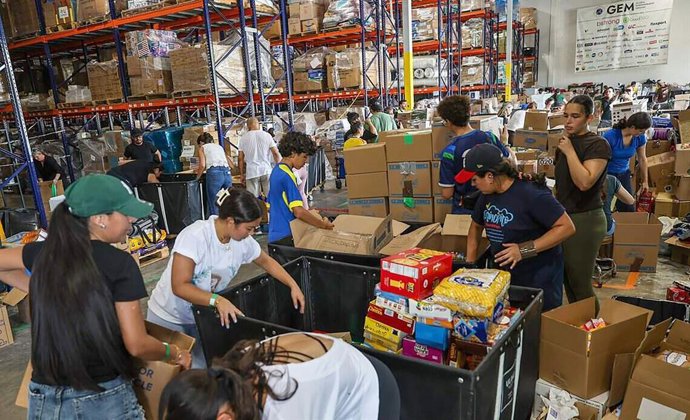 11 de agosto de 2026, Flórida, EUA: Voluntários enchiam caixas com suprimentos de ajuda humanitária para as vítimas na Colômbia, enquanto ocorria uma coletiva de imprensa realizada por Michael Capponi, fundador da Global Empowerment Mission (GEM), para de