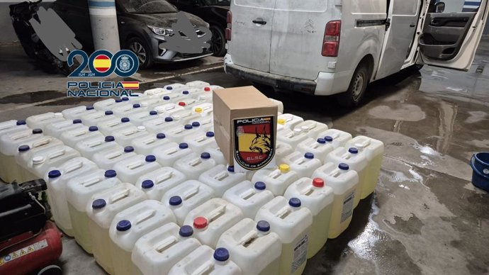 Recipientes de combustível com 2.250 litros apreendidos pela Polícia Nacional em Sanlúcar de Barrameda (Cádiz)
