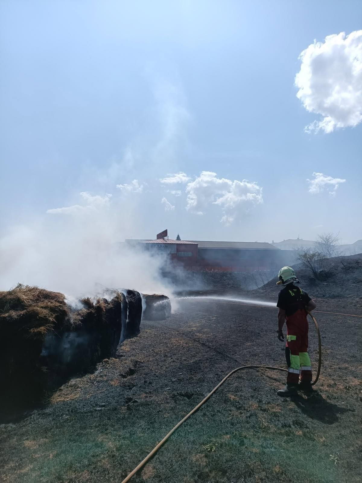 Sofocado un incendio de vegetación en Reinosa que obligó a cortar el tráfico ferroviario