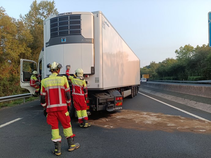 Bomberos trabajan en el accidente de un camión en la A-8