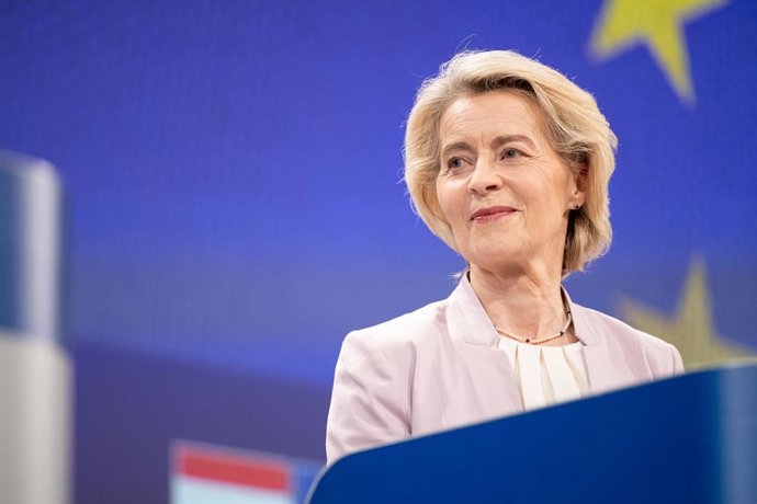 Archivo - Arquivo - FOTO DE DIVULGAÇÃO - 29 de maio de 2026, Bélgica, Bruxelas: A presidente da Comissão Europeia, Ursula von der Leyen, fala durante uma coletiva de imprensa com o primeiro-ministro húngaro, Peter Magyar, após a reunião entre ambos na sed