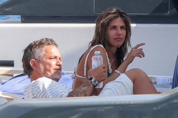 Alejandro Sanz y Stephanie Cayo de vacaciones con los cuatro hijos del cantante