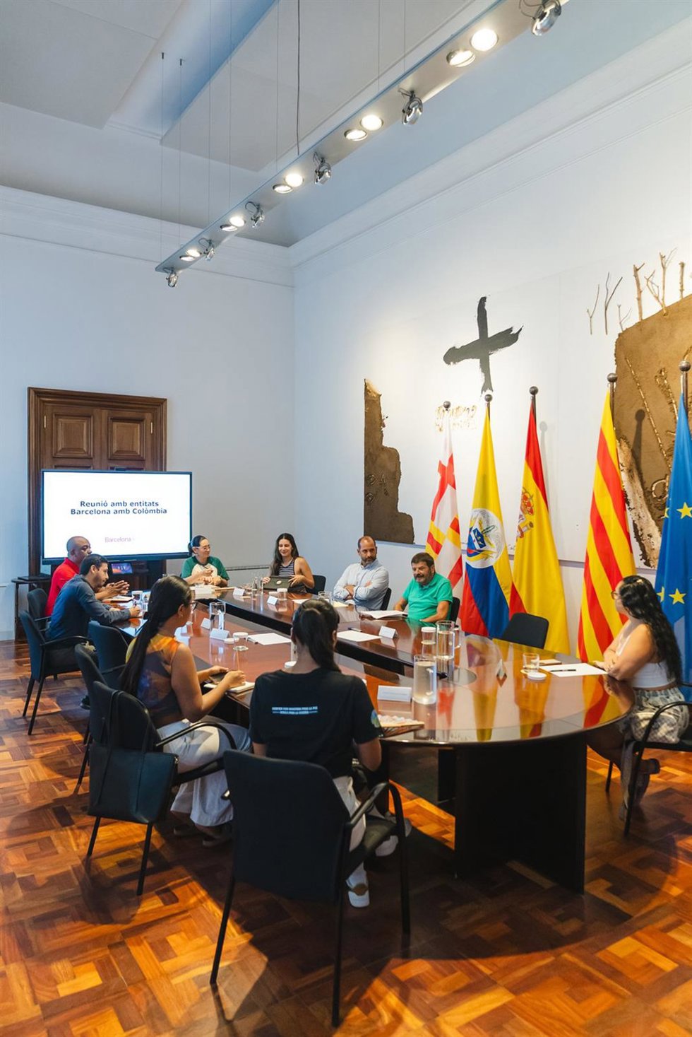 Ruenión de Albert Batlle y Ricard Sánchez con diferentes asociaciones colombianas para abordar las vías de cooperación que Barcelona destinará a Cali (Colombia) después del terremoto del pasado lunes 10 de agosto.