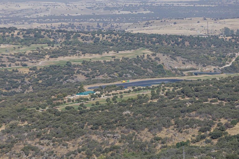 Helicóptero durante las labores de extinción de un incendio forestal, 9 de agosto de 2026, en Navas de San Antonio visto desde  Los Ángeles de San Rafael, Segovia.