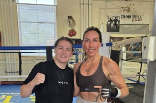 Las boxeadoras Katie Taylor (izquierda) y Jennifer Miranda (derecha) en un entrenamiento