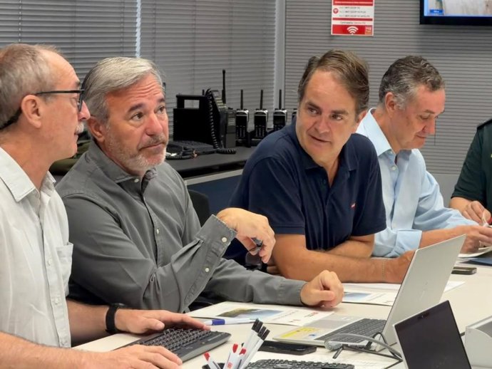 El presidente del Gobierno de Aragón, Jorge Azcón, y el consejero de Hacienda, Interior y Administración Pública, Roberto Bermúdez de Castro, en la reunión del CECOPI.
