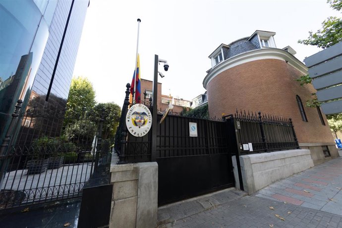 Bandera a media asta en la Embajada de Colombia, a 11 de agosto de 2026, en Madrid (España). 