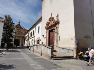 La Iglesia de San Salvador y Santo Domingo de Silos y el Colegio de Santa Catalina de Córdoba, en la Plaza de la Compañia.