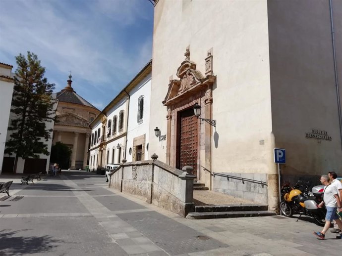 La Iglesia de San Salvador y Santo Domingo de Silos y el Colegio de Santa Catalina de Córdoba, en la Plaza de la Compañia.