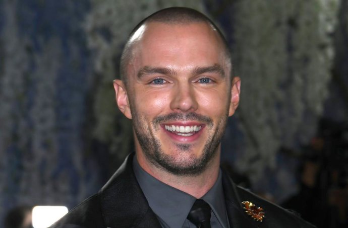 La serie de Harry Potter ficha a Nicholas Hoult como profesor de Hogwarts para su temporada 2
