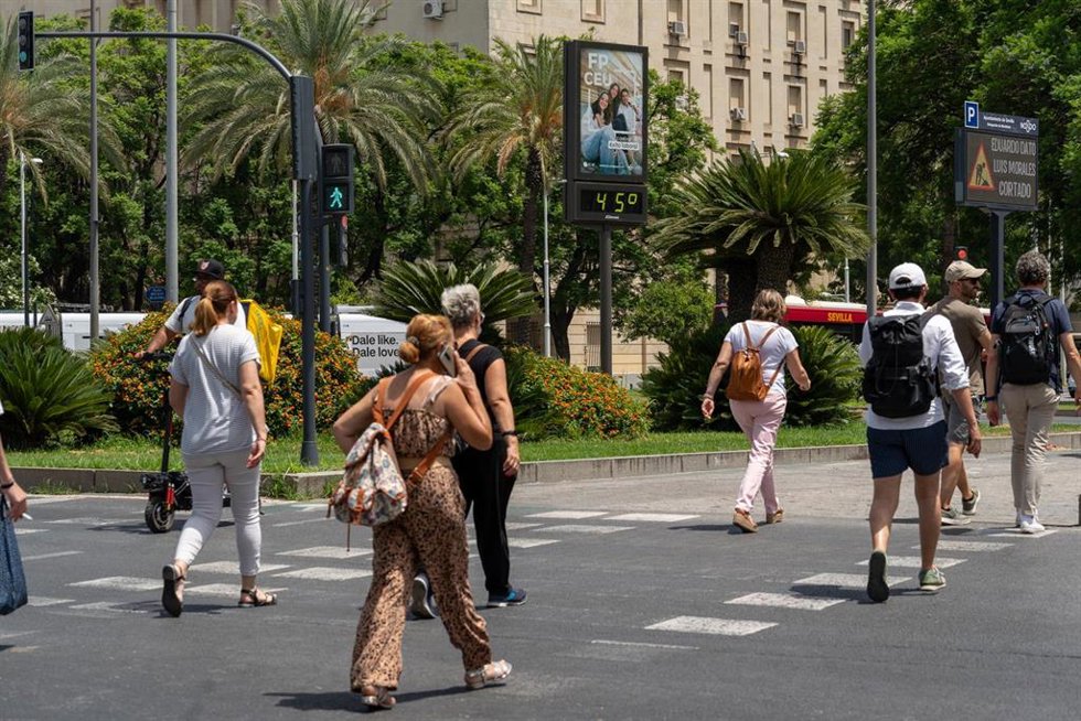 Archivo - Un termómetro marca 44 grados a las 14:00 de la tarde, a 19 de julio de 2024, en Sevilla, Andalucía (España) en una imagen de archivo.