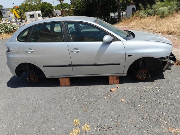 Uno de los coches al que se le sustrajo piezas.