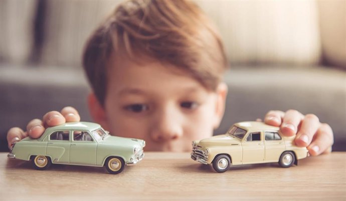 Archivo - Niño jugando con coches.