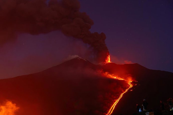 11 August 2026, Italy, Catania: Eruptive activity continues on Mount Etna, where lava flows continue to descend on the slopes of the volcano. Photo: Tommaso Sfregola/JNA via ZUMA Press Wire/dpa