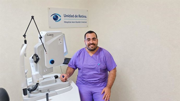 El oftalmólogo de la Unidad de Retina del Hospital Juan Ramón Jiménez José Luis González Gutiérrez.