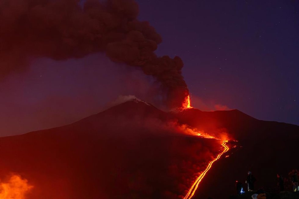 11 August 2026, Italy, Catania: Eruptive activity continues on Mount Etna, where lava flows continue to descend on the slopes of the volcano. Photo: Tommaso Sfregola/JNA via ZUMA Press Wire/dpa