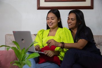 Archivo - La emprendedora Elix Orozco junto a su hija.