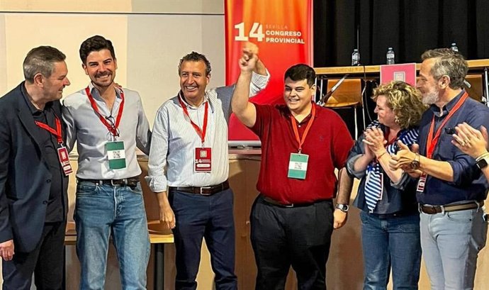 El secretario general de Juventudes Socialistas de Sevilla, Antonio Alemany, junto al presidente de la Diputación de Sevilla, Javier Fernández