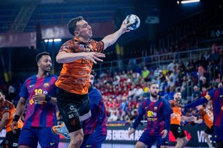 Archivo - El Bathco BM. Torrelavega enfrentándose al Barça en un partido de Liga ASOBAL