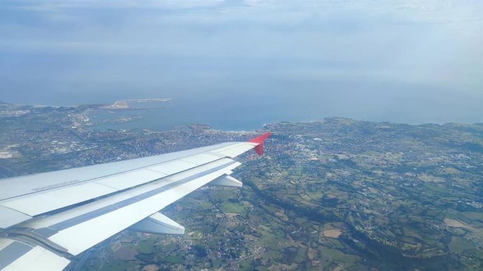 Archivo - Avión de Volotea volando sobre Gijón antes de aterrizar en el Aeropuerto de Asturias