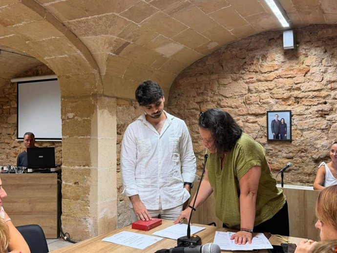 El nuevo regidor socialista de Capdepera, Antoni Ferran, durante el pleno en el que ha tomado posesión del cargo.