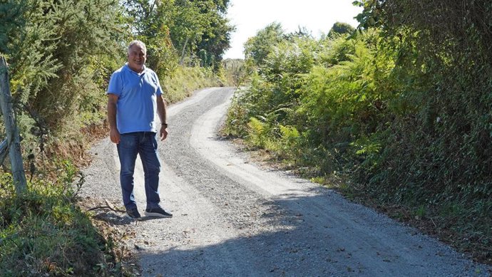 Visita del concejal de Caminos en el Medio Rural, Alumbrado Público y Zonas Verdes, Alejandro Villa, a los trabajos realizados en el Camín de El Bigardu, en la parroquia de Muñó.