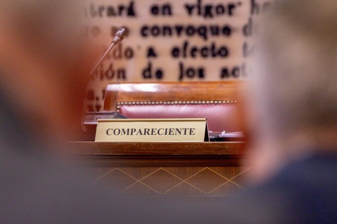 A cadeira vazia do ministro do Interior, Fernando Grande-Marlaska, durante a audiência marcada perante a Comissão de Interior do Senado, em 12 de agosto de 2026, em Madri (Espanha). Marlaska deveria comparecer para prestar informações sobre as medidas tom