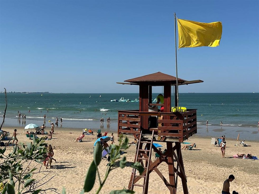 Archivo - Bandera amarilla en la playa de Las Redes de El Puerto de Santa María. ARCHIVO.