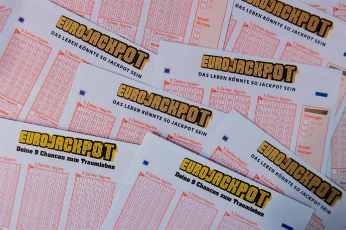 Archivo - PRODUCTION - 16 September 2025, North Rhine-Westphalia, Cologne: Tickets for the Eurojackpot are on display at a lottery retailer. The next draw is today, Tuesday. Photo: Rolf Vennenbernd/dpa