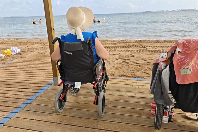 Cartagena instala un nuevo punto accesible en la playa de Mar de Cristal