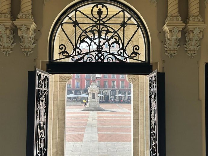 La Plaza Mayor de Valladolid, vista desde las escaleras principales del Ayuntamiento en una jornada con contaminación por partículas.