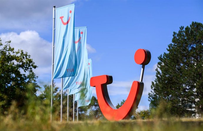 Archivo - FILED - 02 September 2025, Lower Saxony, Hanover: A logo stands in front of the headquarters of the TUI Group tourism company. Photo: Julian Stratenschulte/dpa