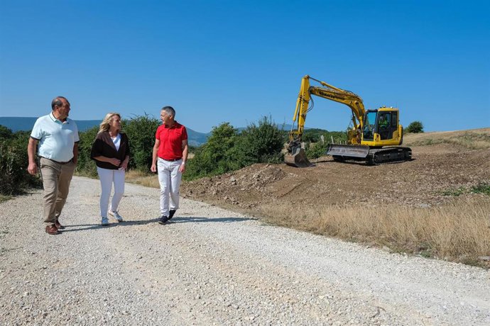 Susinos, durante su visita a caminos de concentración parcelaria en Campo de Enmedio.