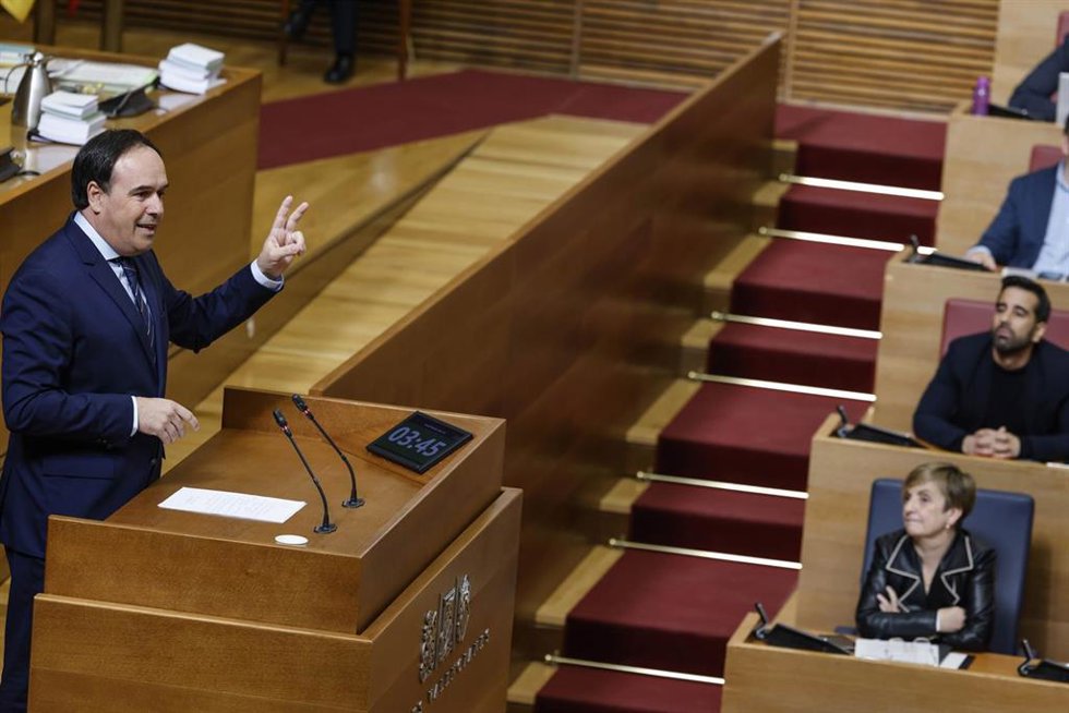 Archivo - El 'president' de la Generalitat, Juanfran Pérez Llorca, durante una sesión de control