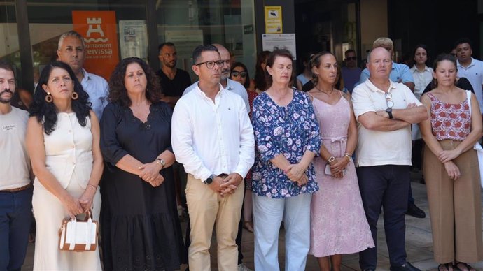 Guardan un minuto de silencio en el municipio de Eivissa por las víctimas del terremoto.