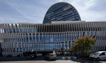 Archivo - Fachada del edificio ‘La Vela’, en la ciudad del BBVA, a 25 de septiembre de 2025, en Madrid (España). 