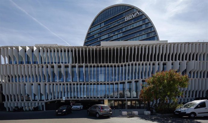 Archivo - Fachada del edificio ‘La Vela’, en la ciudad del BBVA, a 25 de septiembre de 2025, en Madrid (España). 