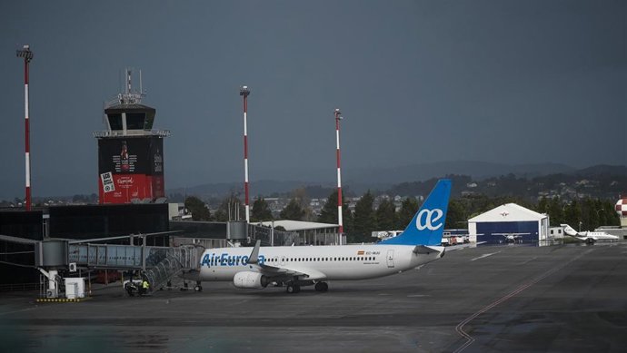 Archivo - Un avión de la compañía Air Europa, a su llegada al Aeropuerto de Alvedro, a 4 de noviembre de 2023, en A Coruña, Galicia (España).