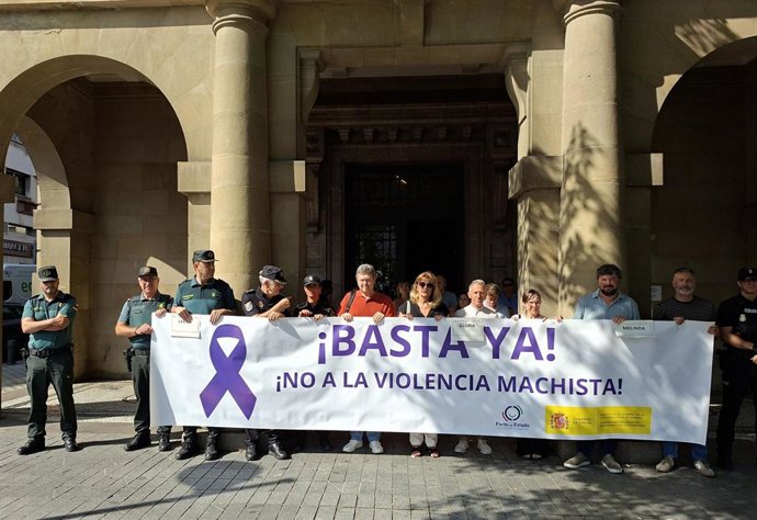 Minuto de silencio ante la la Delegación del Gobierno en Navarra por los último feminicidios en Asturias, Murcia y Málaga.