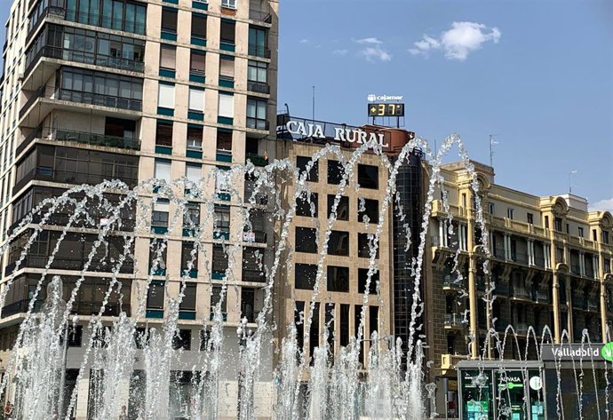 Archivo - Temómetro en la Plaza de Zorrilla, en Valladolid.