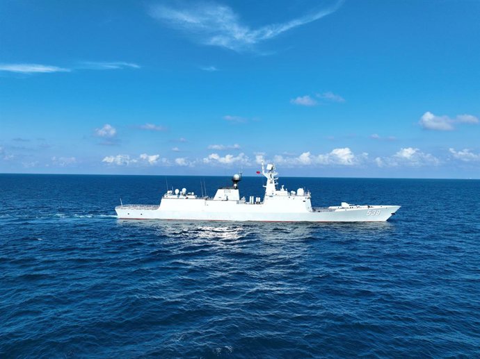 Archivo - Arquivo - QINGDAO, 6 de julho de 2026  -- Uma foto de arquivo tirada por drone em 5 de setembro de 2025 mostra a fragata de mísseis chinesa Wuhu, que participa do exercício naval “Joint Sea-2026”, lançado pela China e pela Rússia. Na segunda-fei