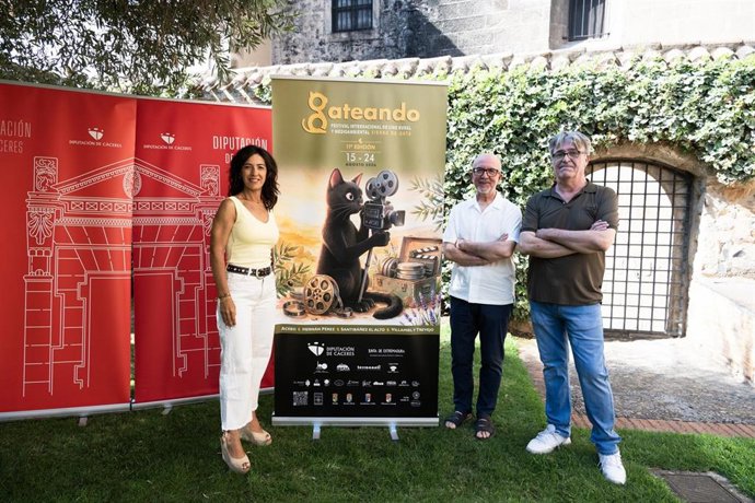 La vicepresidenta Primera de la Diputación de Cáceres, Esther Gutiérrez; el director de la Filmoteca, Antonio Gil, y el director de Gateando, Sergio Cordero en la presentación del Festival de Cine Rural de Sierra de Gata