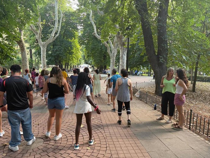 Adolescentes y jóvenes en la calle. 